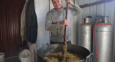 Kara kazanda pişen zeytinyağlı defne sabunu Türkiye'nin dört bir yanından rağbet görüyor