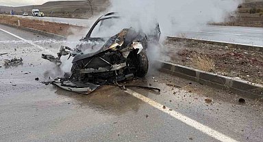 Kayganlaşan yolda kaza yaptı, otomobil alev aldı