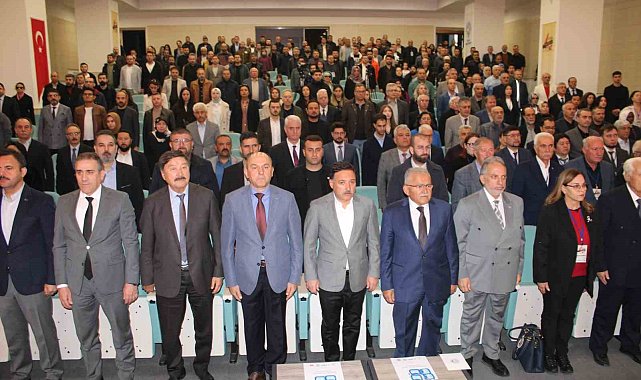 Kayseri Valisi Gökmen Çiçek "Bu bayrakların olduğu coğrafyada yaşayan hiç kimse kendini göçmen hissetmez"