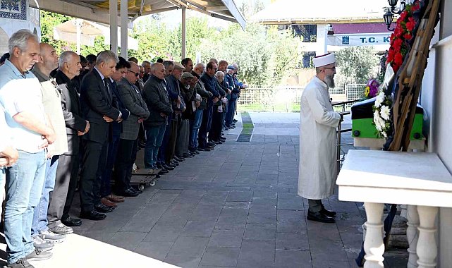 Kuşadası'nın sevilen doktoru son yolculuğuna uğurlandı