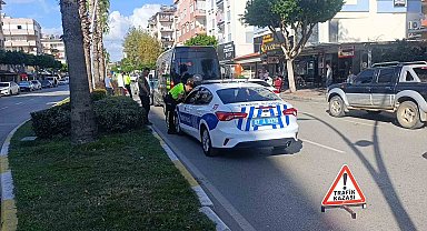 Manavgat'ta 3 aracın karıştığı zincirleme kazada 1 kişi yaralandı