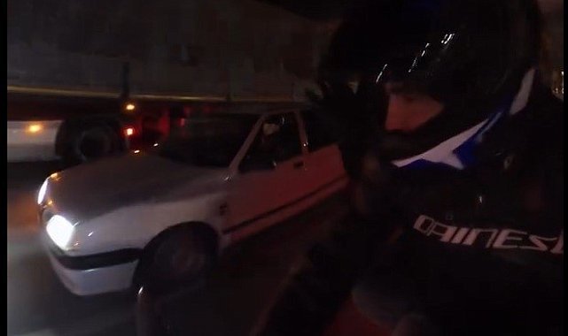 Motosiklete yandan çarpan araç, yoluna bir şey olmamış gibi devam etti