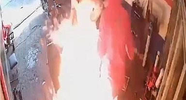 Motosikletteki yangına yanıcı maddeyle müdahale edince alevlerin arasında kaldılar: O anlar kamerada