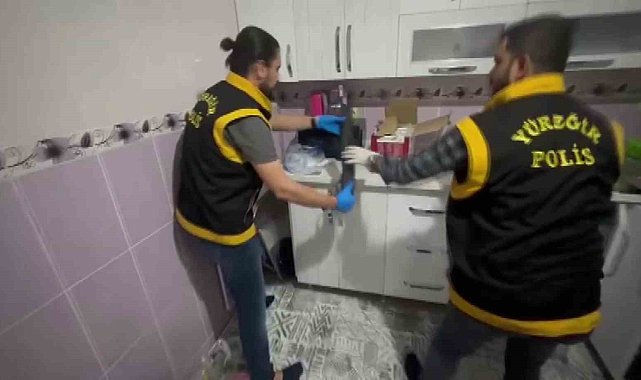 Mutfak dolabından AK-47 ve pompalı tüfek çıktı