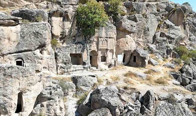 Roma ve Bizans'ın izlerini taşıyan Manastır Vadisi ziyaretçilerin ilgi odağı