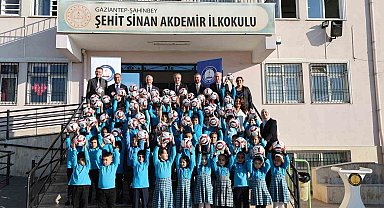 Şahinbey'den okulunu temiz tutan öğrencilere futbol topu hediye