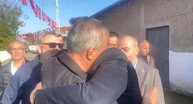 Şehit babası MHP'li başkana sarılıp "Beni Devlet Bahçeli'ye götürün" dedi