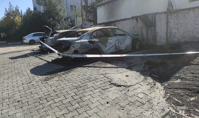 Şırnak'ta park halindeki iki araç alev aldı