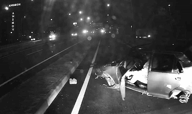 Sokak hayvanına çarpmamak için karşı şeride geçip panelvan minibüs ve motosiklete çarptı: 1 yaralı