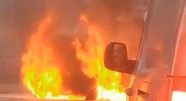 Sultangazi'de seyir halindeki araç alevlere teslim oldu