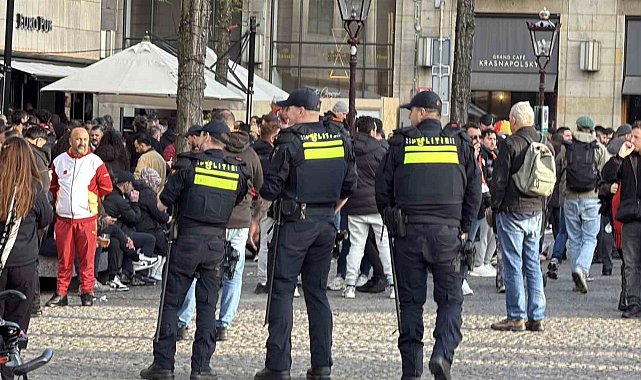 Taraftarlardan Dam Meydanı'nda Galatasaray'a coşkulu destek