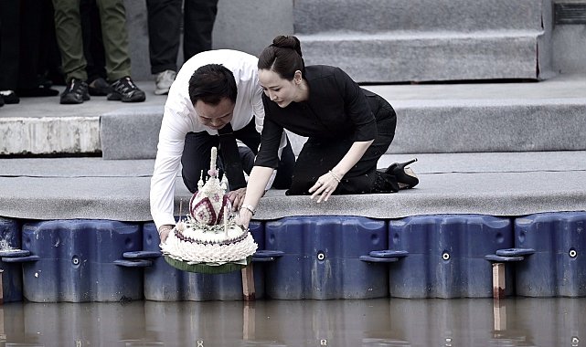 Tayland'da Yüzen Fener Festivali