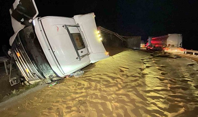 Tır devrildi, saçılan hayvan yemi yolu kapattı