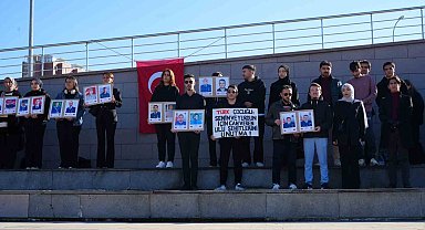 Üniversite öğrencileri şehitleri dualarla andı