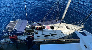 Yelkenli teknede 22 düzensiz göçmen ve bir göçmen kaçakçısı yakalandı