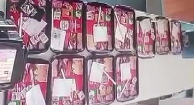 Yemek tepsisindeki cep telefonunu böyle çaldı