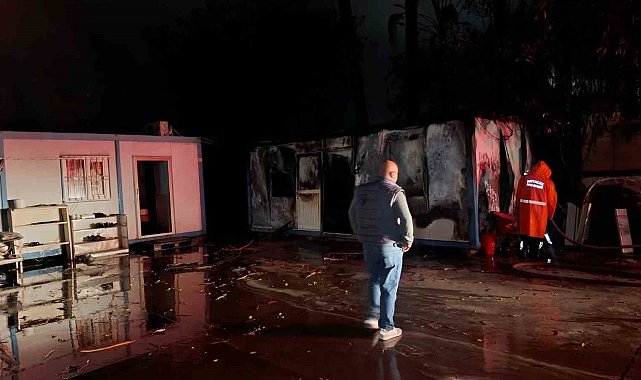 Yıldırım yangına sebep oldu konteyner küle döndü