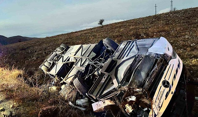 Yolcu otobüsü devrildi: 2 ölü, 21 yaralı