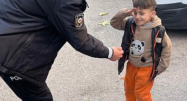 Yoldan geçen emniyet müdürünü gördü, asker selamıyla yürekleri ısıttı