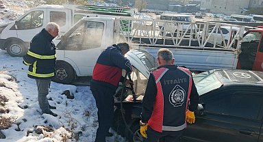 Yüksekova'da seyir halindeki otomobil yandı