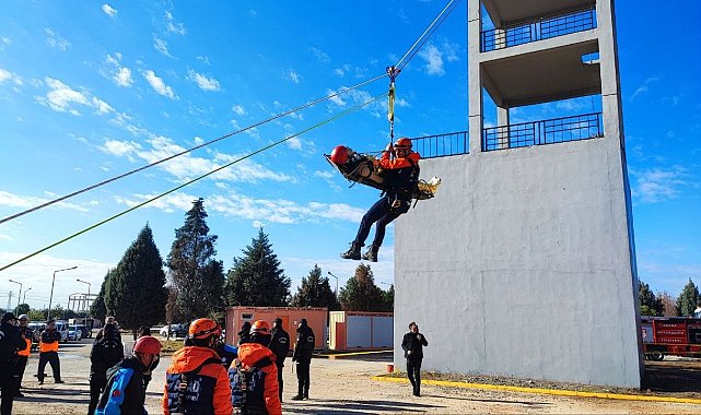 Adana'da nefes kesen deprem tatbikatı: Askıda kalan araçtakileri kurtardılar