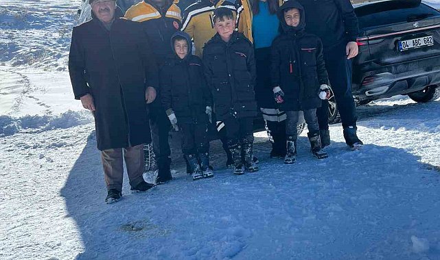 Ağrı'da sağlık ekipleri, kar ve tipiye rağmen hastalara ulaştı