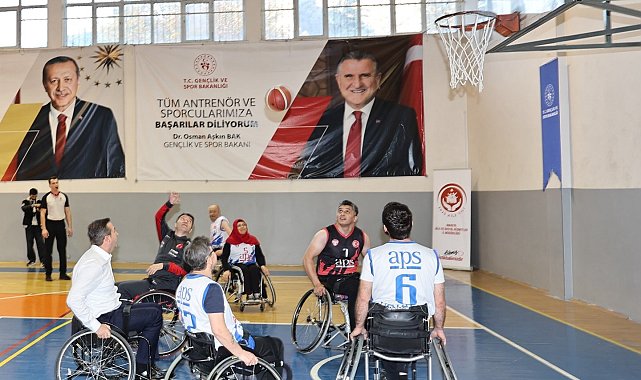 Amasya'da protokol ile ampute basketbol takımı maç yaptı
