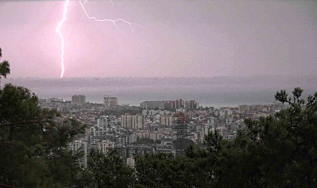 Antalya'da şiddetli yağış etkili oldu, şimşekler görsel şölen oluşturdu