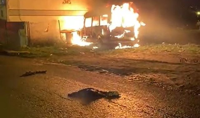 Avcılar'da minibüs alev alev yandı