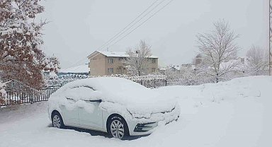 Başkale'de araçlar kara gömüldü: 11 yerleşim yerinin yolu ulaşıma kapandı