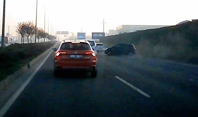 Bolu'da kaza anı güvenlik kamerasında: Makasa giren araç kazaya neden olmuş