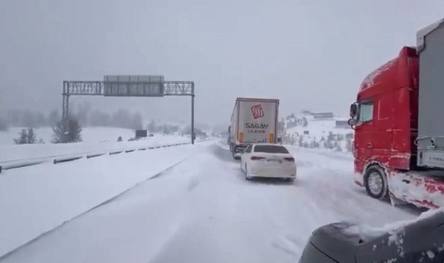 Bolu'da yoğun karda tırlar rampayı çıkamadı: Gerede-Samsun yolu ulaşıma kapandı