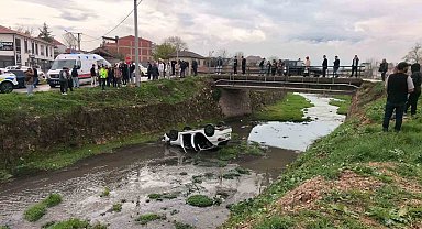 Bursa'da otomobil dere yatağına uçtu: 3 yaralı