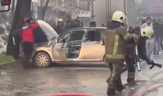 Bursa'da park halindeki midibüste çıkan yangın otomobile sıçradı