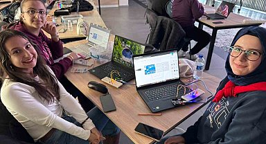 Büyükşehir'in Bilişim Akademisi'nden öğretmen adaylarına robotik kodlama eğitimi