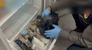 Buzdolabından esrar ve kokain gardıroptan tabanca ve para çıktı