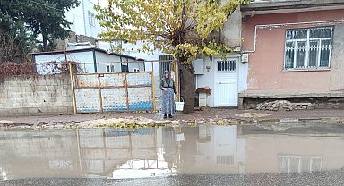 Caddede biriken sular evleri bastı