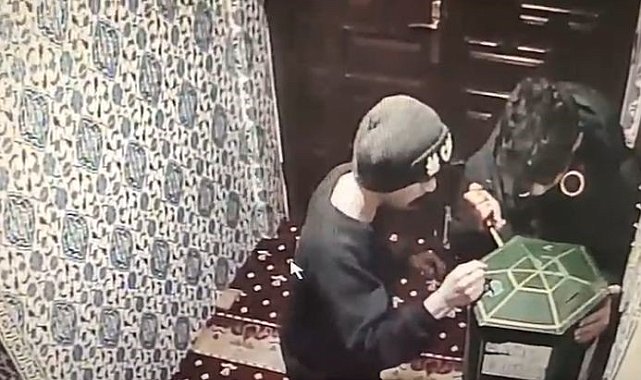 Camideki bağış kutusunu açamayan acemi hırsızlık şüphelileri kamerada