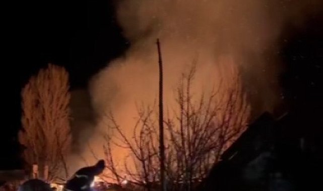 Çankırı'da köyde çıkan yangında iki ev küle döndü