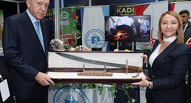Cumhurbaşkanı Erdoğan'a kılıç hediye etti