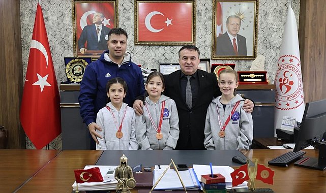 Dereceye giren minik yüzücülerden Bilecik'e gurur