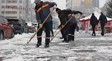 Erzurum Büyükşehir'den karla mücadele