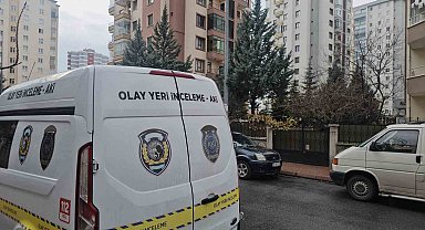 Eşinin evini baltayla açamayınca bina görevlisinin eşini bıçaklayarak öldürmüş