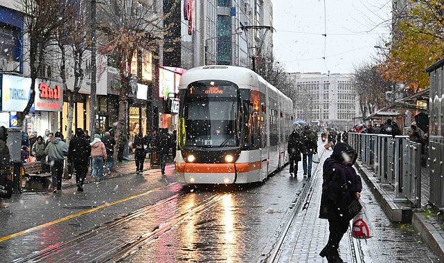 Eskişehir'de lapa lapa yağan kar görsel şölen oluşturdu