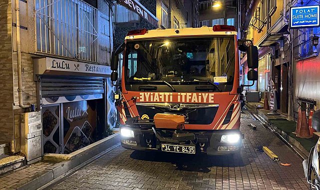 Fatih'te otoparkta çıkan yangın binaya sıçradı: O anlar kamerada