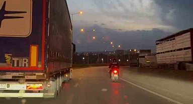 Fırtınada motosikletliye duvar olan tırcı yürekleri ısıttı