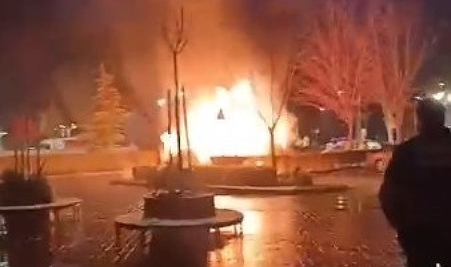 Hastane otoparkında 2 otomobilin küle döndüğü yangın anı kamerada