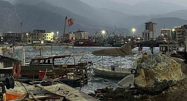 Hatay'da fırtınanın etkisiyle 5 tekne ve 1 yat alabora oldu