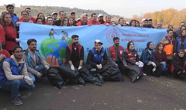 Hevsel Bahçeleri'nde çevre temizliği etkinliği