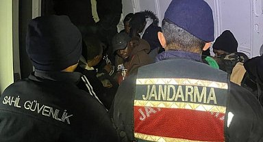 İzmir'de 27 düzensiz göçmen ve 4 göçmen kaçakçısı yakalandı